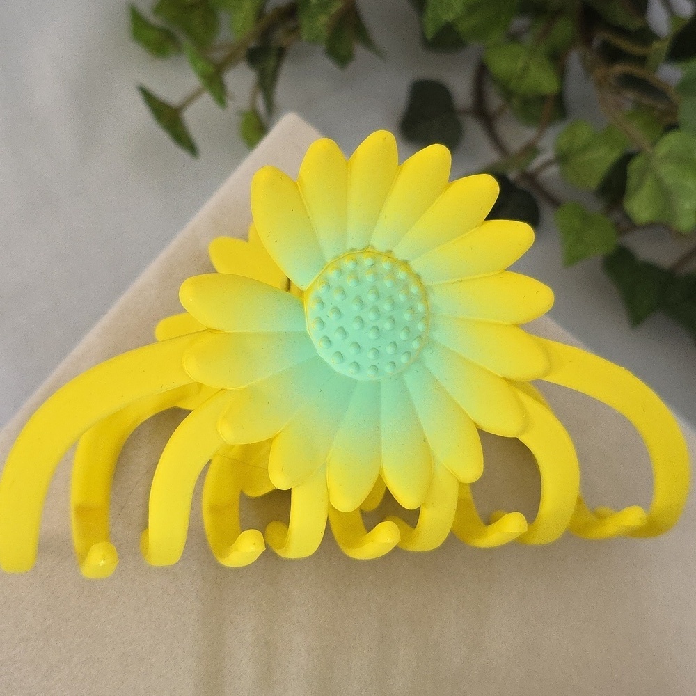 3 Flower Claw Hair Clip Set - Picture 5 of 8